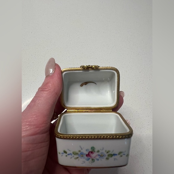Antique Limoges France Hand Painted Flower Motif Porcelain Pill Trinket Box - Picture 6 of 7